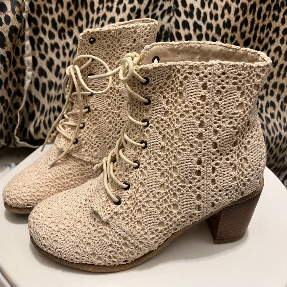 Free People size 8 lace crochet block heel boot